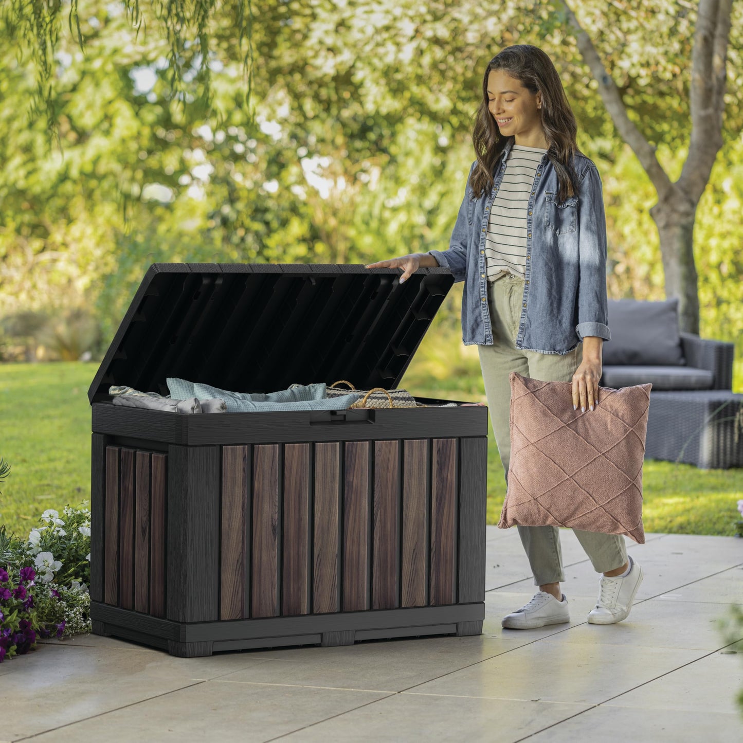 Keter Signature 190L Kentwood Outdoor Garden Storage Box - Rosewood | Compact, Weather‑Resistant Storage with Lockable Lid & Multi‑Functional Design