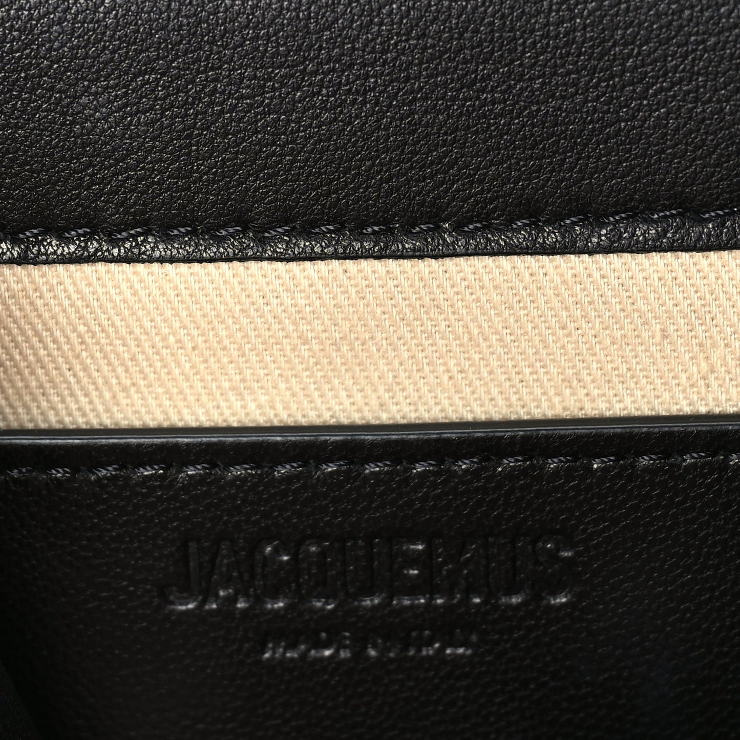 Jacquemus Smooth Calfskin La Pochette Rond Carre Black
